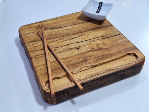 Tabla de sushi artesanal con acanalado en madera de kiri reutilizada